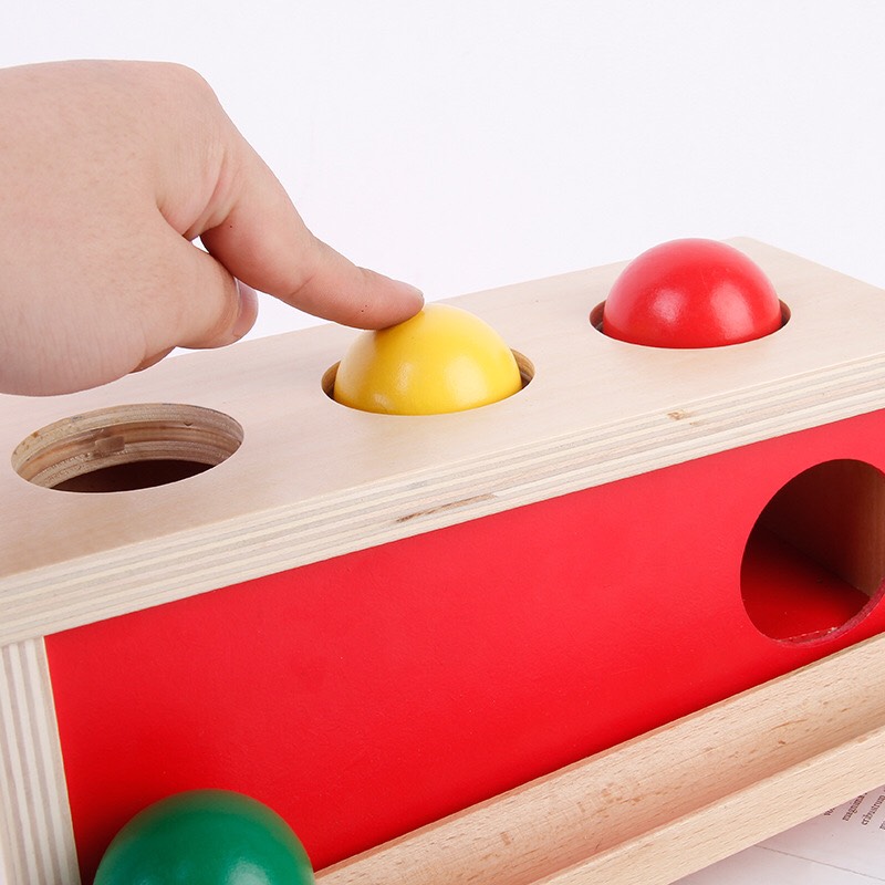 Đồ chơi gỗ phát triển giác quan Montessori cho bé 1-3 tuổi: Hộp ấn bóng
