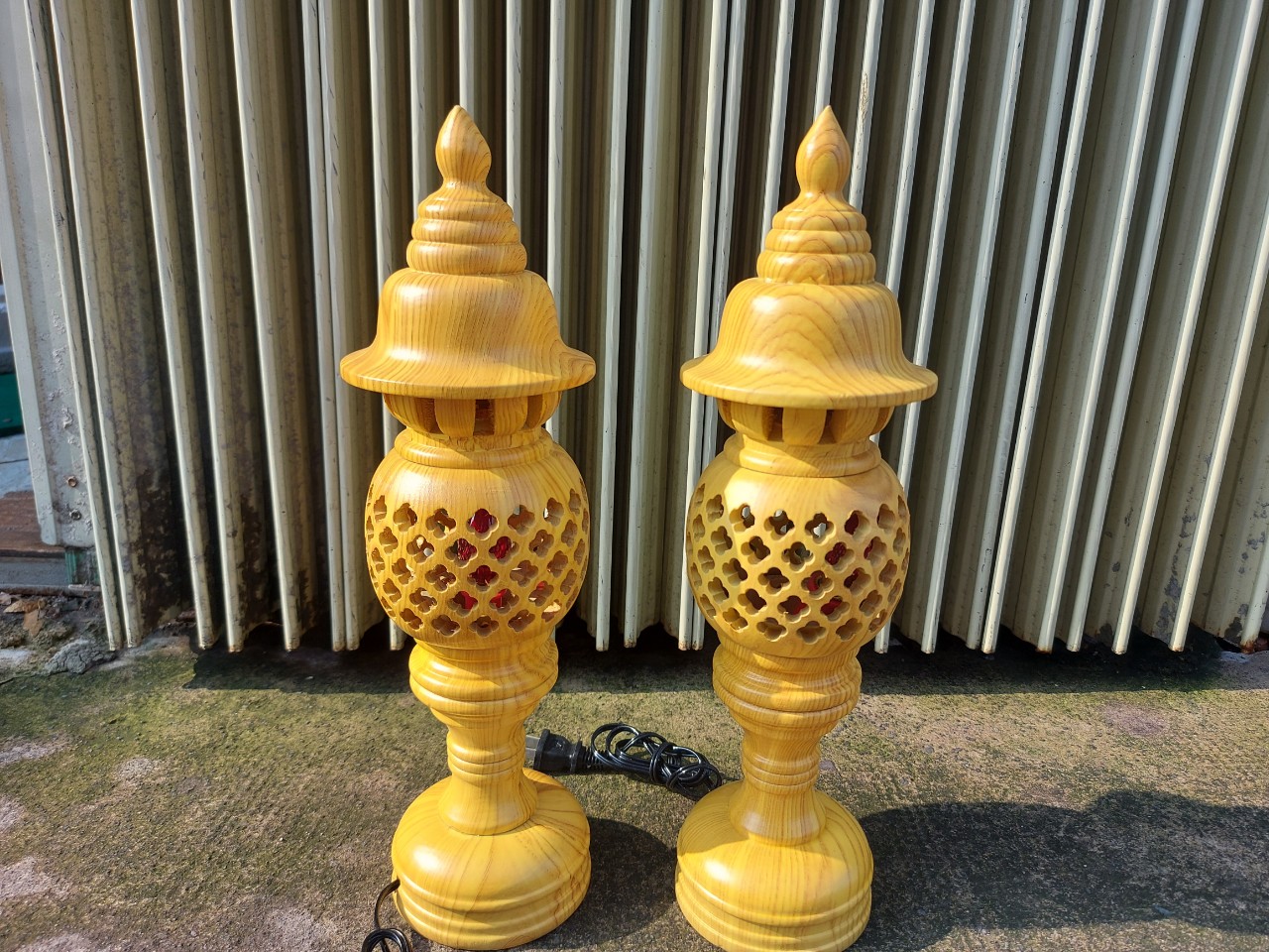 Đèn thờ tổ ong-Đèn thờ gỗ cao 34cm - màu vàng vân gỗ đẹp
