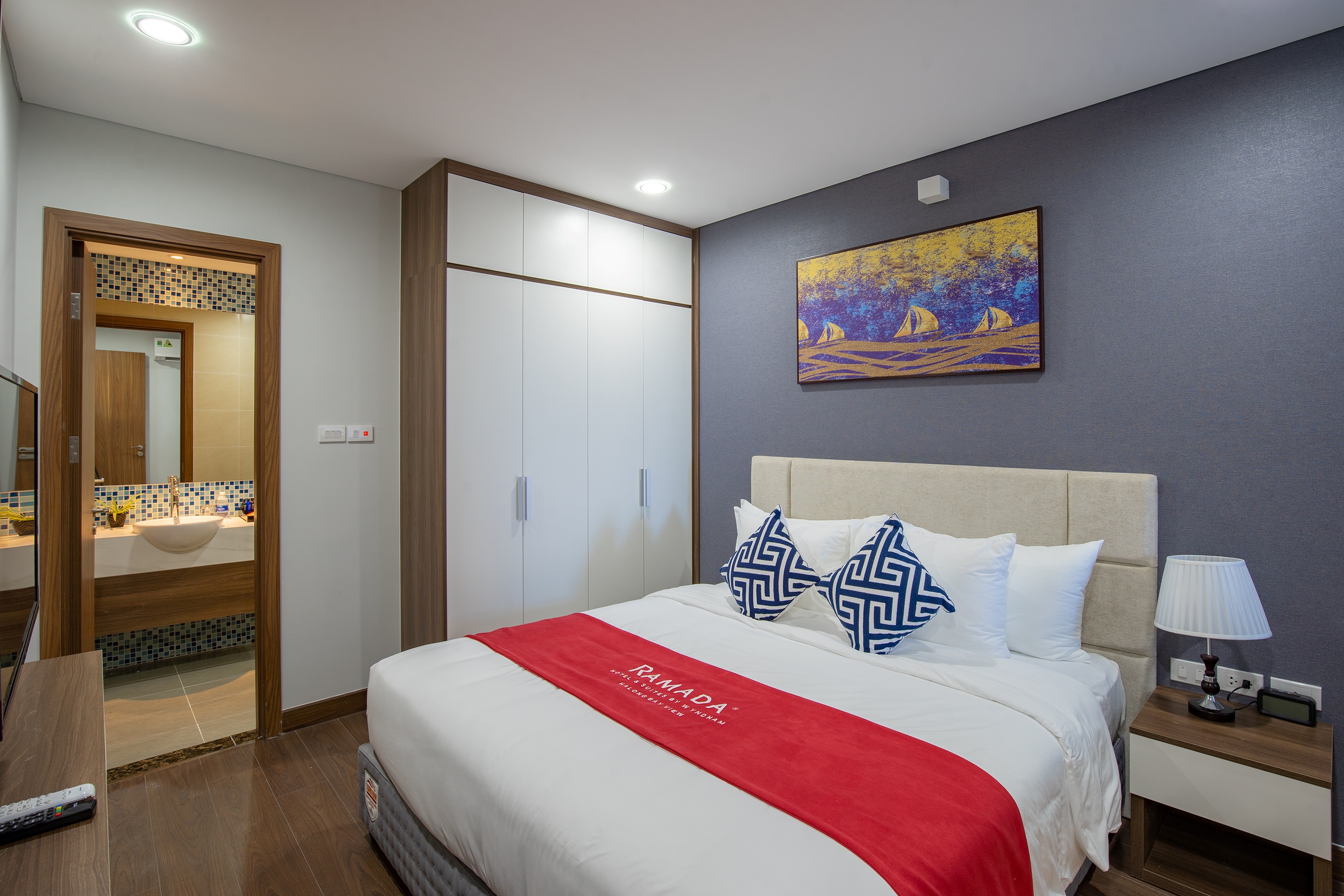 Ramada by Wyndham 4* Hạ Long - Bao gồm 2 bữa ăn, Phòng nghỉ, Hồ bơi vô cực Tầng 31, Khách Sạn Ngay Trung Tâm Hạ Long
