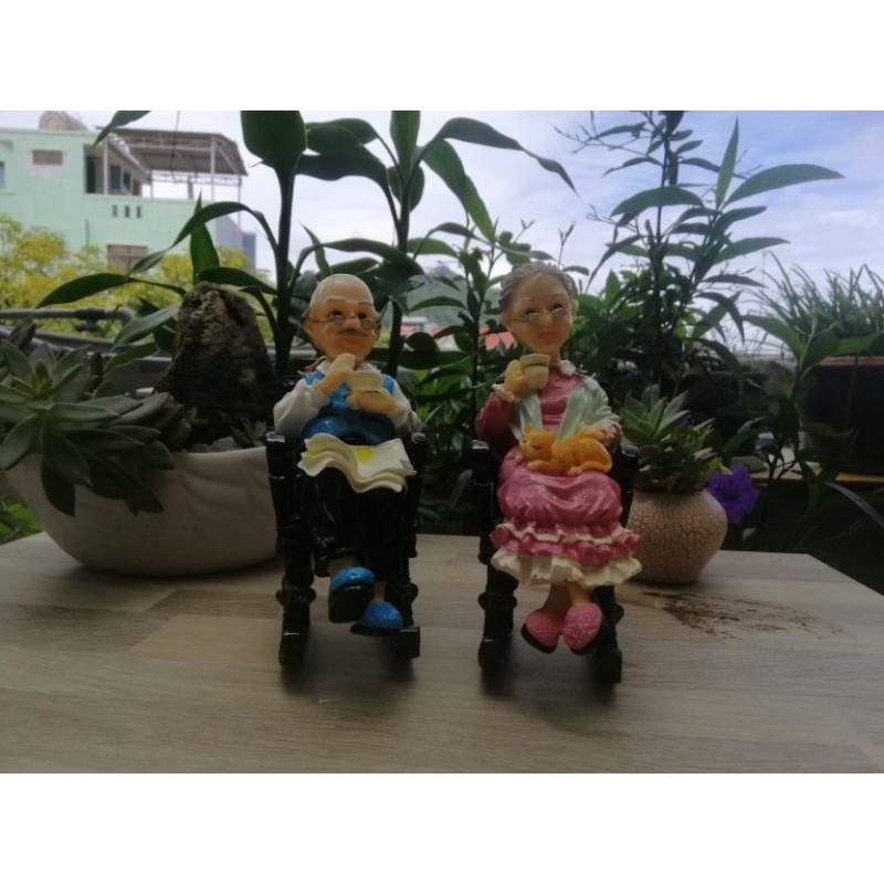 TƯỢNG ÔNG BÀ GIÀ NGỒI GHẾ DỰA