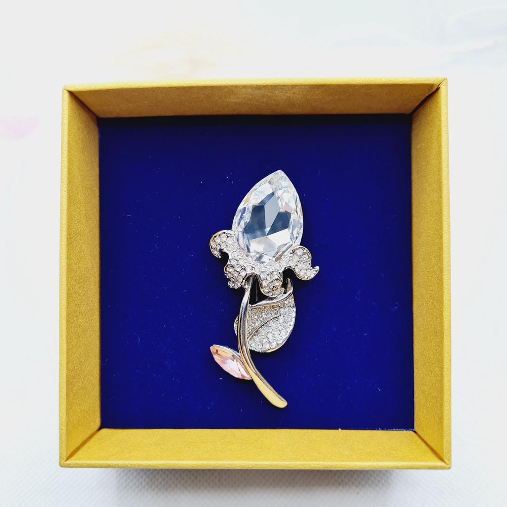 Cài áo hoa gắn đá trắng