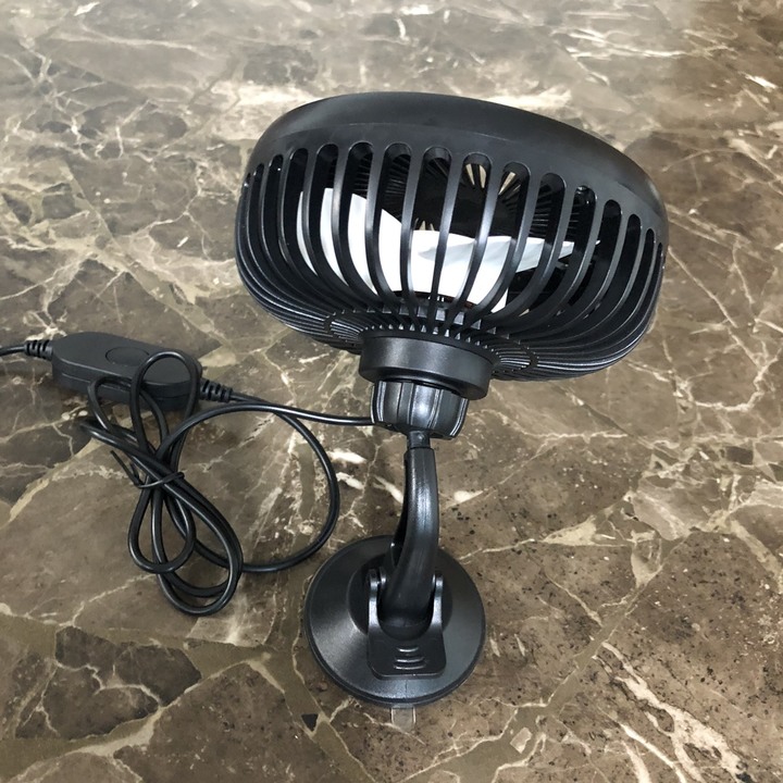 Quạt máy đơn mini trên ô tô gắn taplo và kính R-8039, công suất 6W, 3 chế độ gió, quạt êm, dễ sử dụng