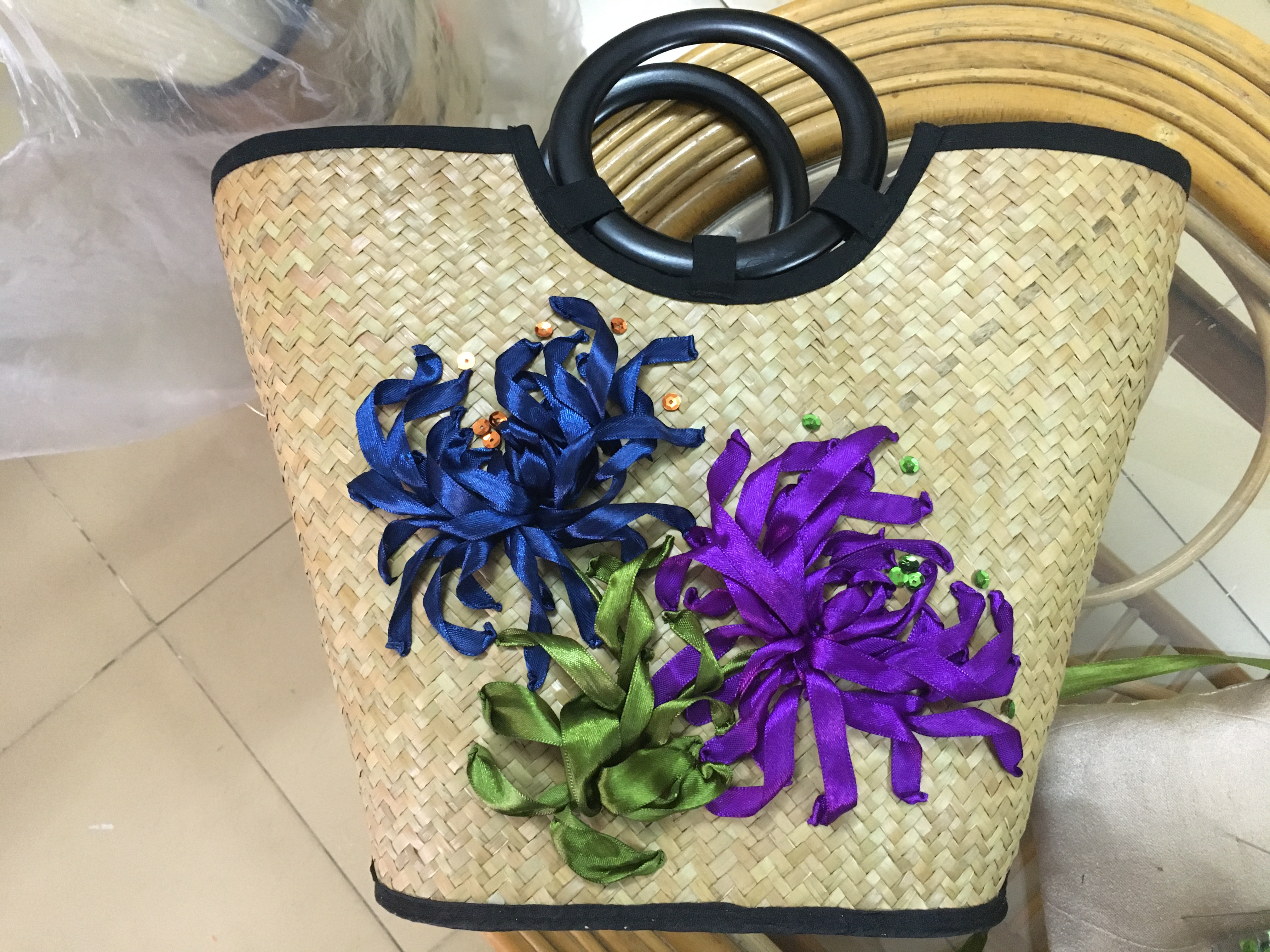 Túi đi biển-giỏ cỏ bàng, giỏ thêu tay trực tiếp- thêu ribbon (ruy băng) tinh tế và hài hòa màu sắc