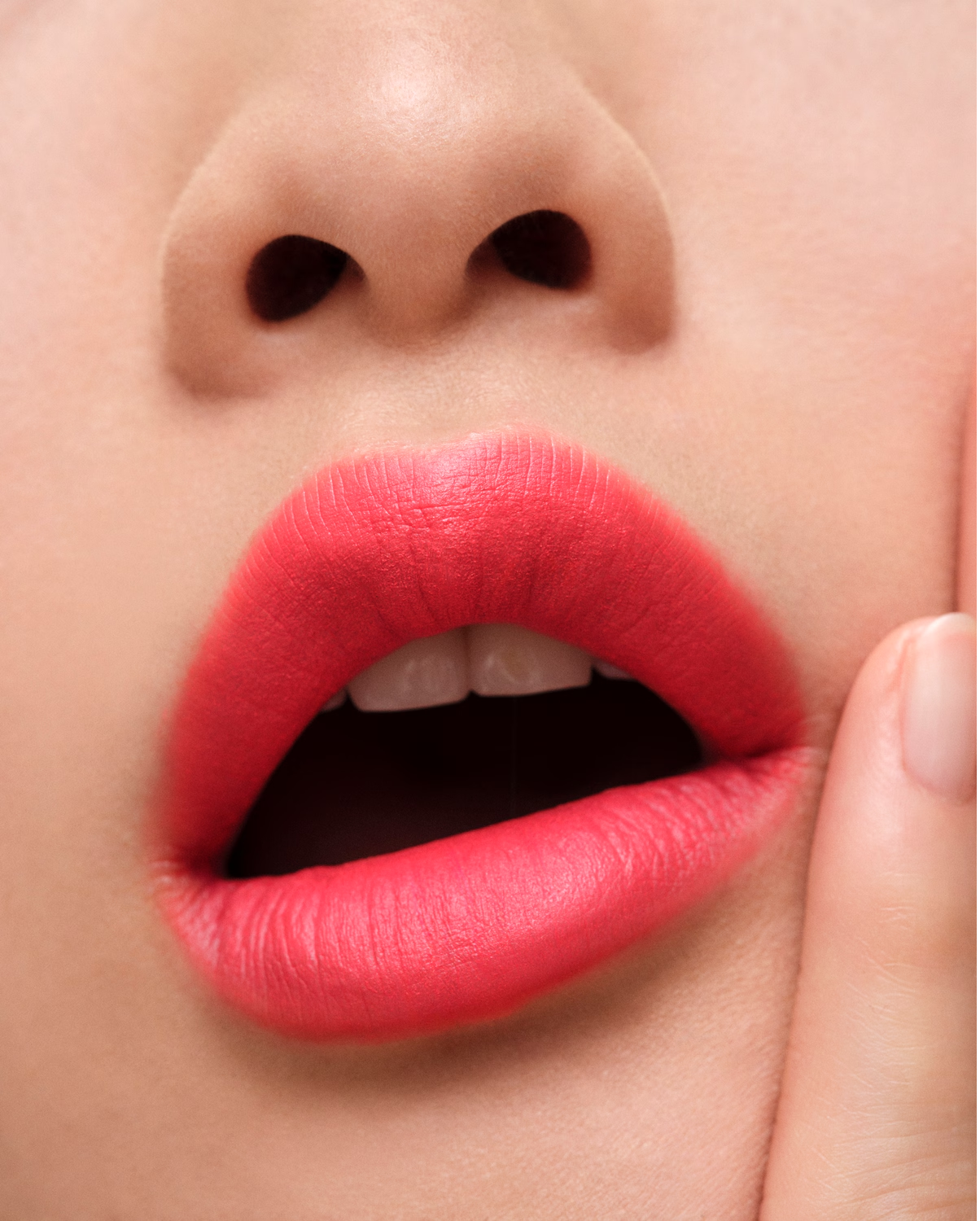 Son màu Prada Monochrome Buildable Weightless Lipcolor R126_SCARLATTO 3.8gr
