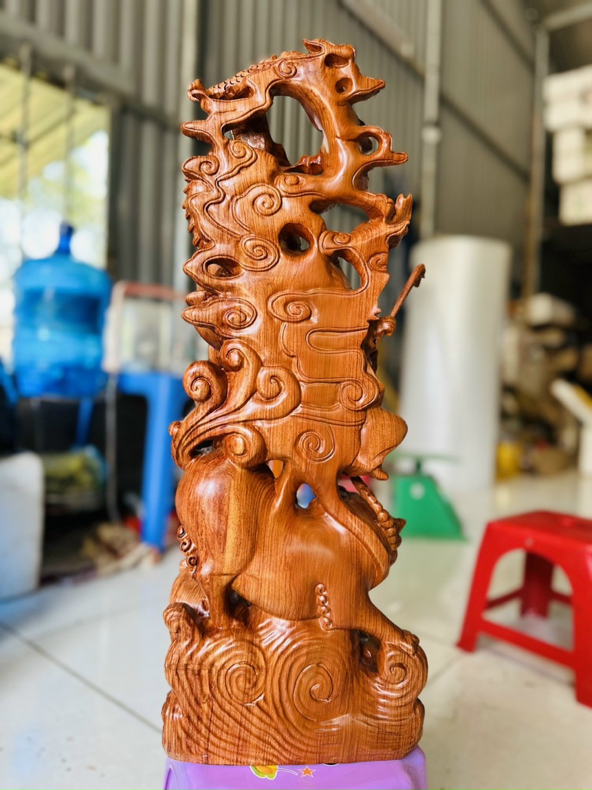 TƯỢNG ĐẠT MA SƯ TỔ TRẤN SƯ TỬ VÀ RỒNG BẰNG GỖ HƯƠNG ĐÁ KT CAO 60×24×14CM