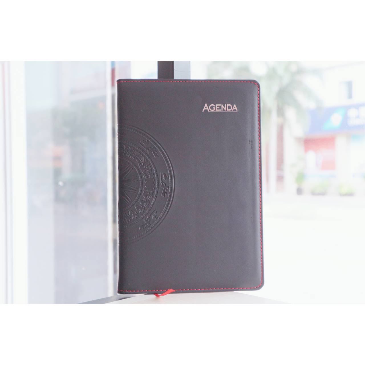 Combo Phong Cách Sống Của Người Hạnh Phúc + Sổ Agenda Màu Đen - Vanlangbooks