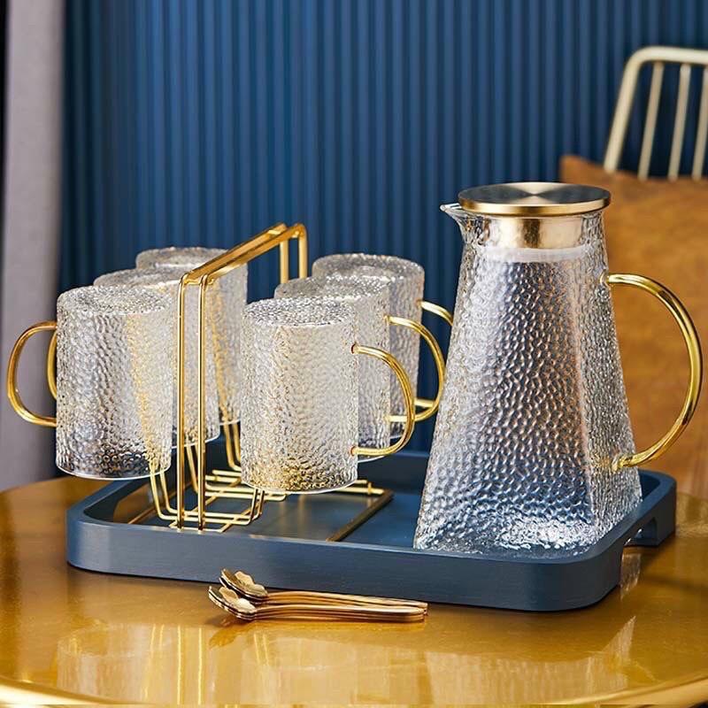 Combo bình đựng nước thủy tinh đáy vuông kèm 6 cốc quai, khay, giá úp cốc