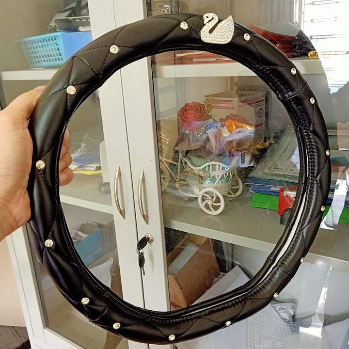 Bọc vô lăng da chữ D đính đá thiên nga, vương miện cao cấp
