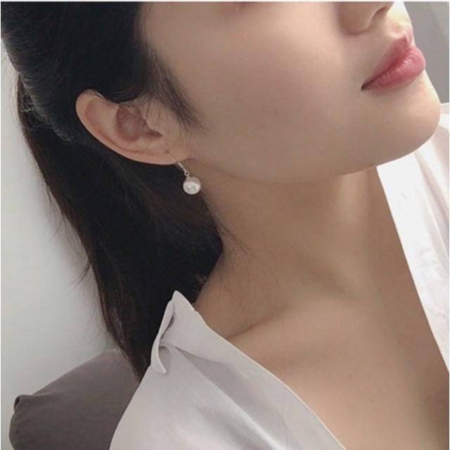 Bông tai nữ Bạc Quang Thản hạt màu trắng kiểu giáng dài chất liệu bạc, phong cách thời trang phù hợp với mọi lứa tuổi