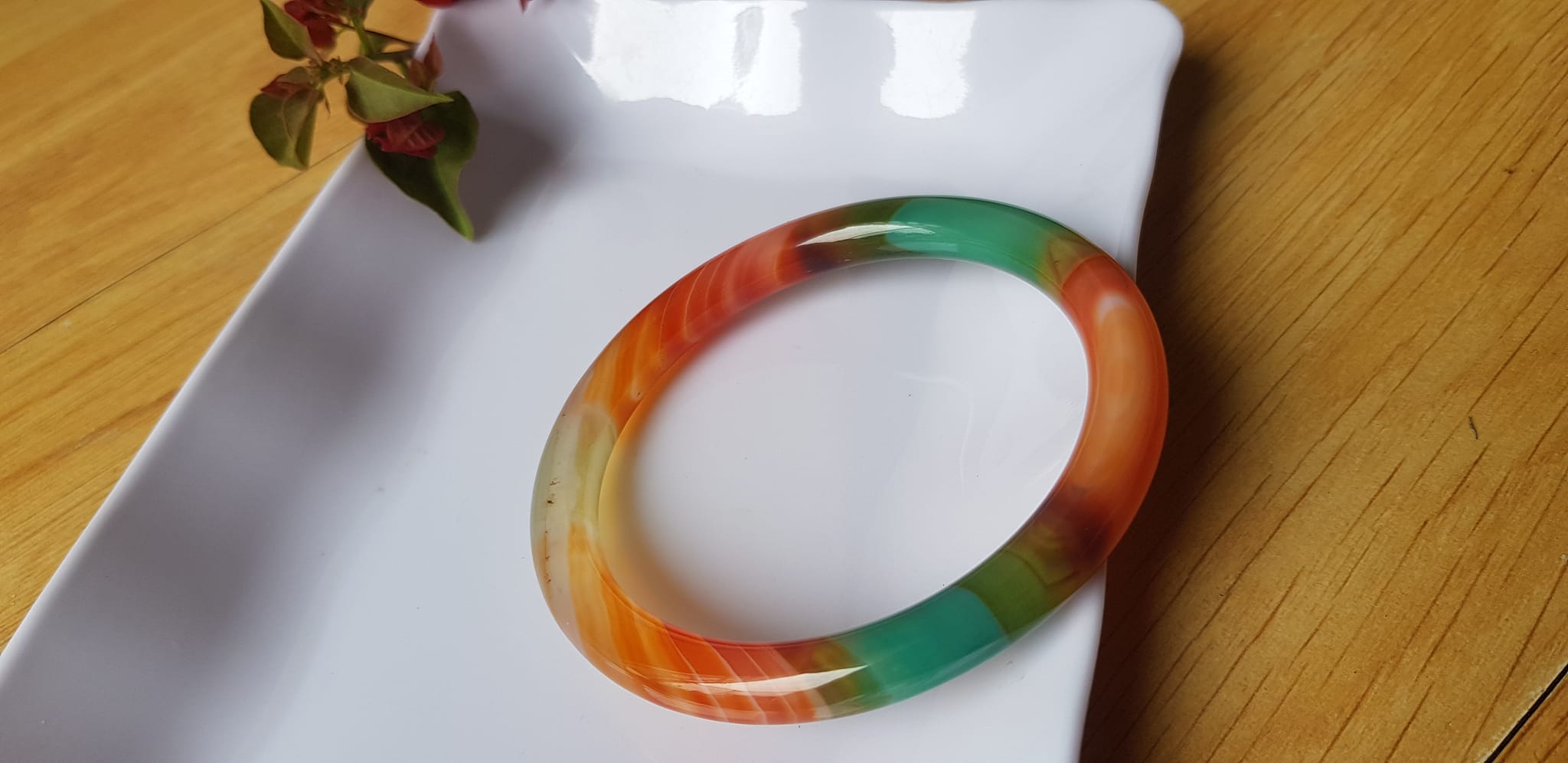 Vòng tay đá mã não tứ quý mới đỏ cam xanh dương xanh lá cam trắng vân sọc xéo xéo rất đẹp Vòng Ni 59mm x cọng 7,8mm Nữ 58kg - 70kg đeo Món quà tặng nữ ý nghĩa ạ