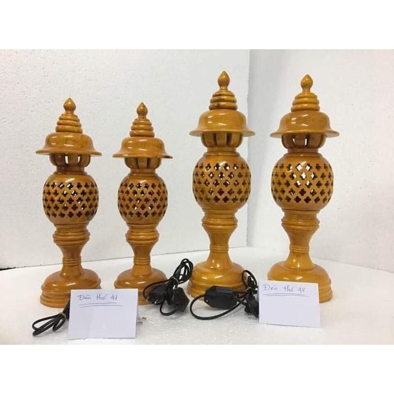 Cặp đèn thờ gỗ xà cừ