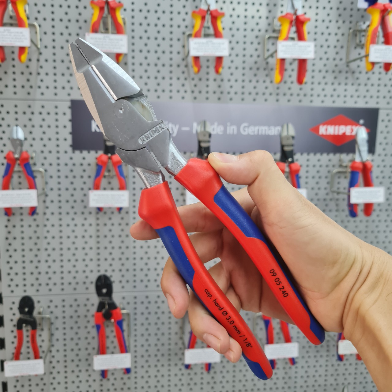 Kìm Đa Năng Knipex Lineman 09 15 240 Có Chức Năng Bấm Cos và Mạ Chrome Để Hạn Chế Gỉ Sét Chiều Dài 240mm