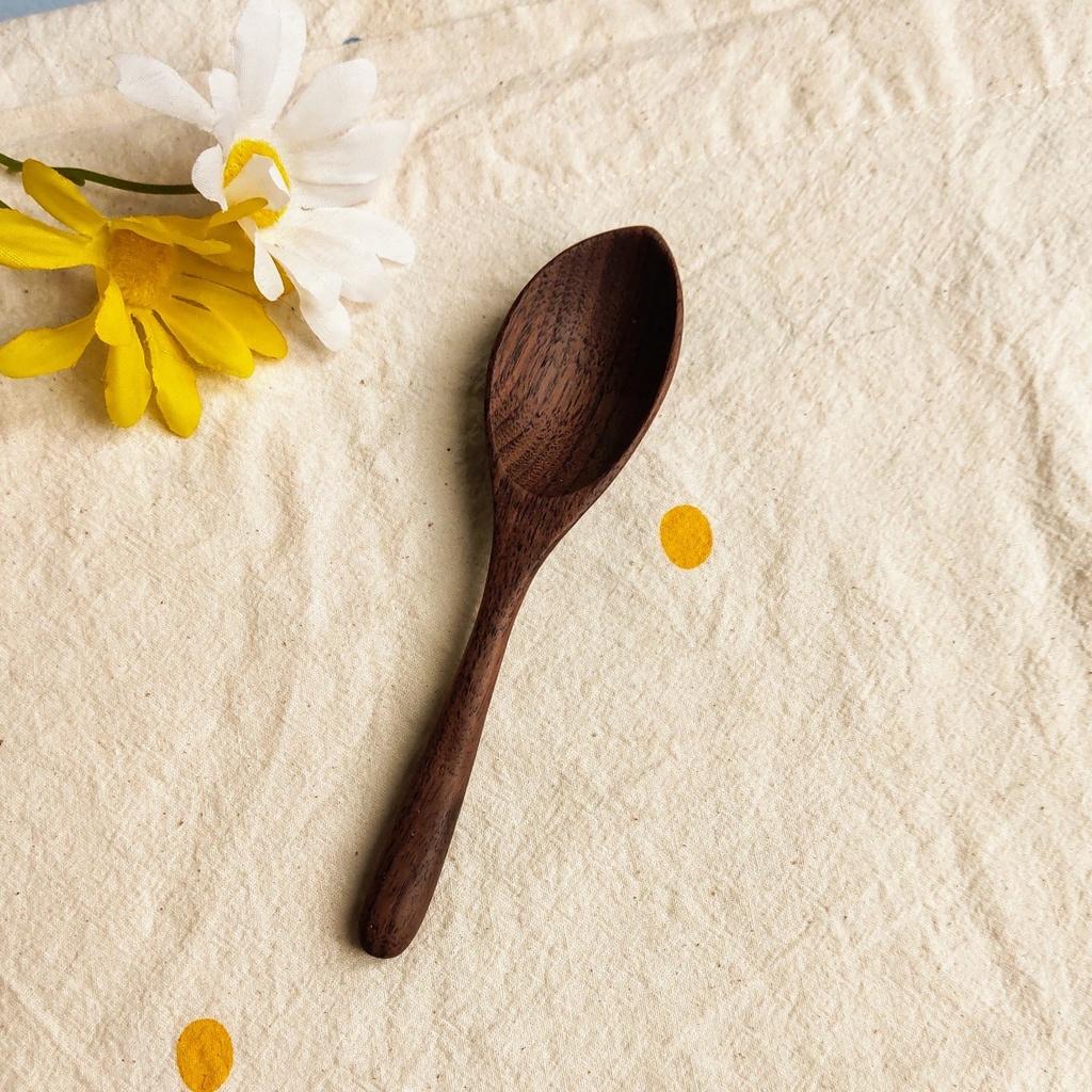Thìa/Muỗng Óc Chó Tự Nhiên Miệng Méo 15.5x3.5cm, Thìa Ăn Cơm An Toàn, Thìa Chụp Ảnh Decor Xinh Xắn