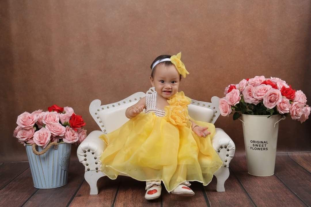 Váy công chúa phối hoa màu vàng dễ thương cho bé V208