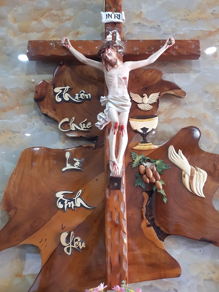 Bàn thờ Chúa,Bàn thờ Công giáo,Chất liệu gỗ hương tự nhiên,Tượng bằng gỗ Pơmu cao 60cm,Thánh giá Chúa 1m