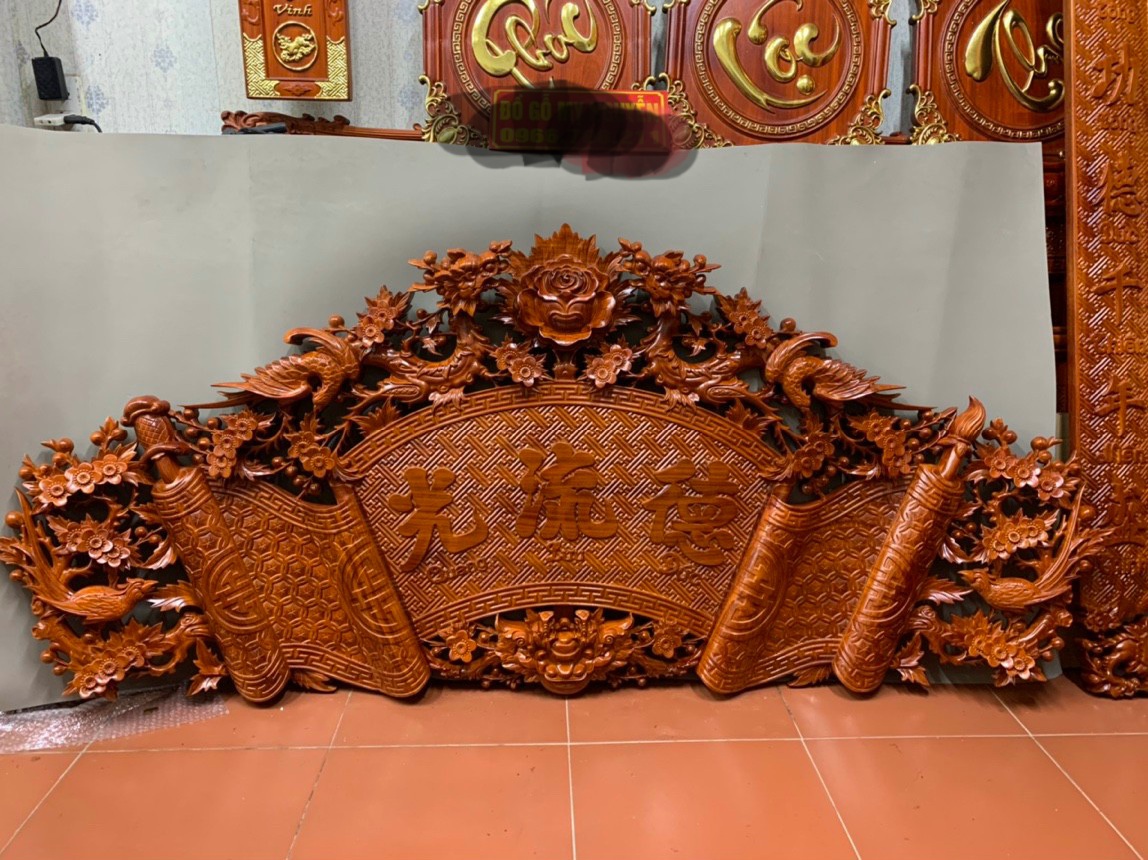 Bộ thờ cúng hoành phi cuốn thư câu đối được làm bằng chất liệu gỗ hương đỏ