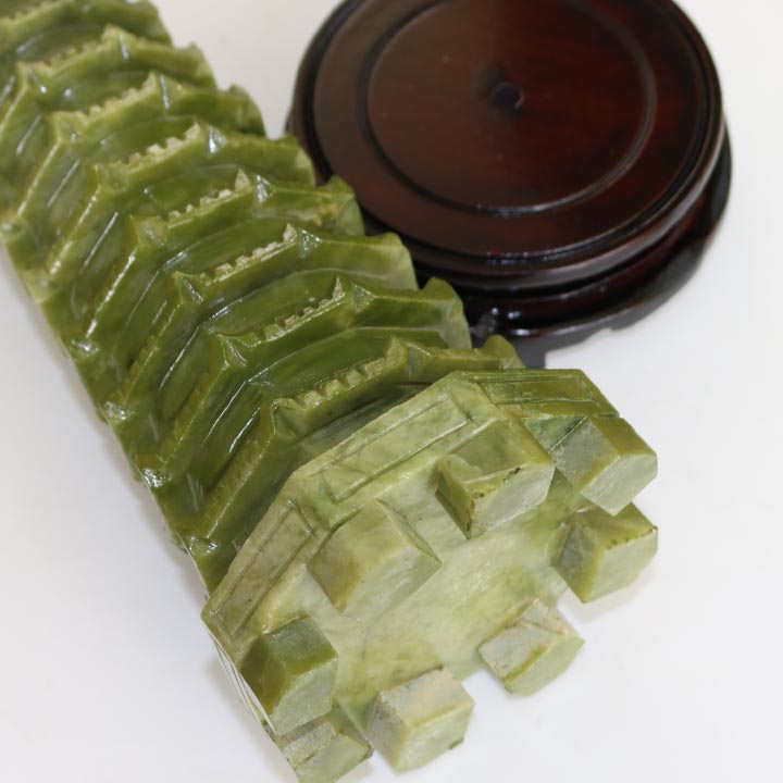 Tháp văn xương đá tự nhiên tạc tay phong thuỷ size lớn | Kèm đế gỗ như hình