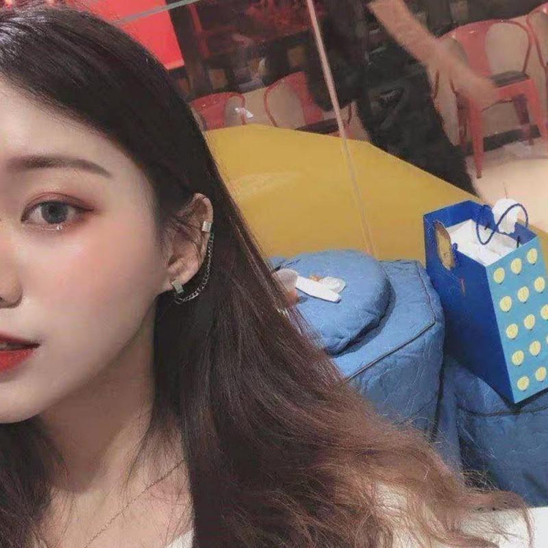 Khuyên tai dáng tròn phong cách thời trang cho nữ