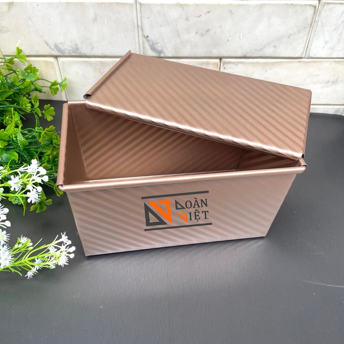 BÁNH MÌ SANDWICH vân GỢN SÓNG mẫu mới SIÊU ĐẸP CAO CẤP. Khuôn bánh mì gối Thép CARBON chống dính màu VÀNG Đồng SANG TRỌNG. Khay lớn với kích thước 20.5 x 12x 11cm