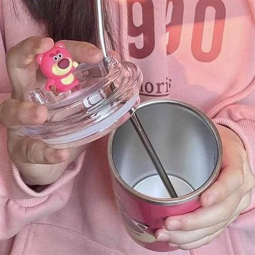 Ly Giữ Nhiệt Inox 304 Cao Cấp Họa Tiết Gấu Dâu Dễ Thương Lotso Tặng Kèm Ống Hút Tiện Lợi