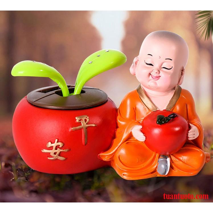 Tiểu hòa thượng và cây lắc lư để trên ô tô