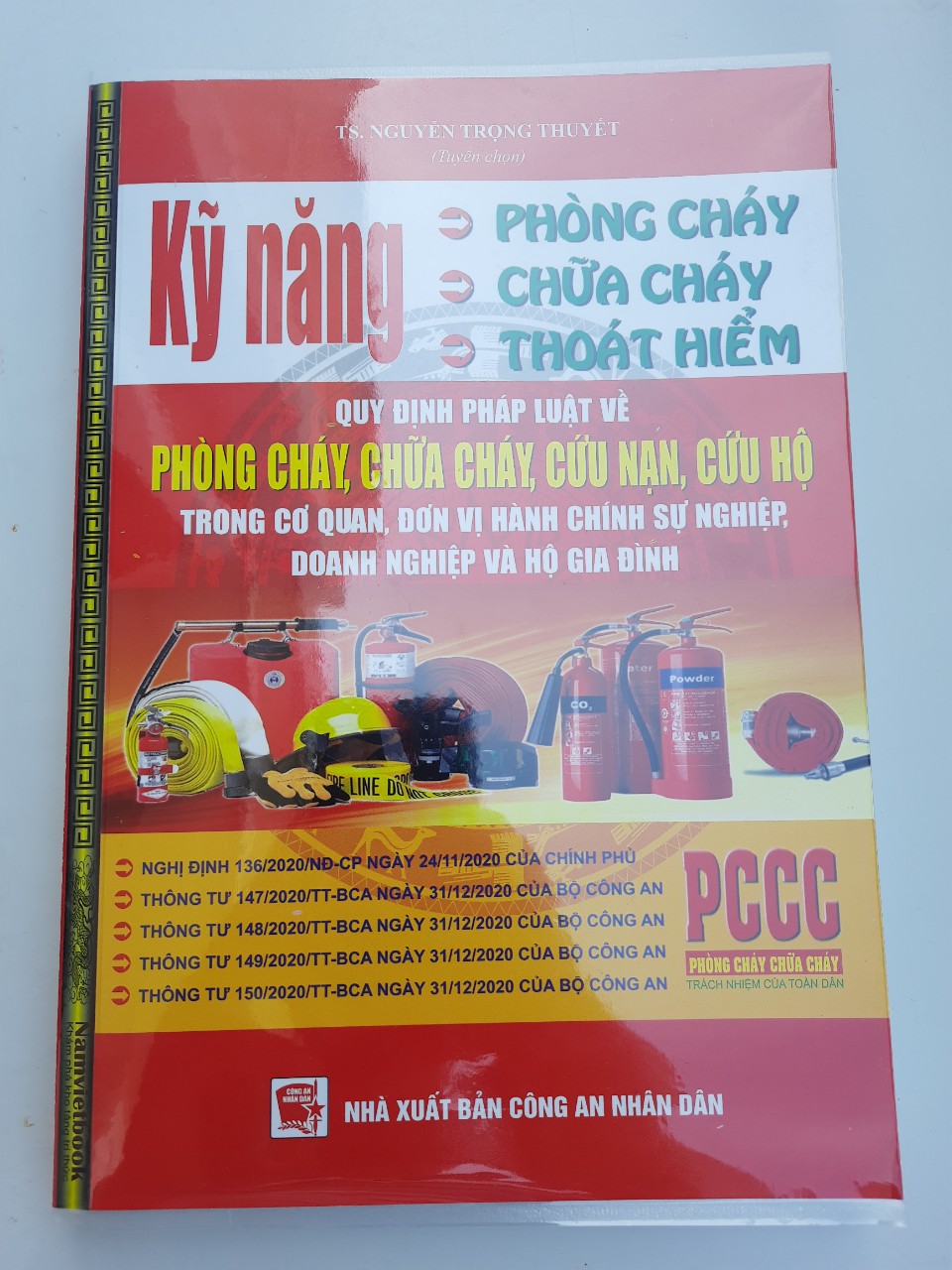 KỸ NĂNG PHÒNG CHÁY CHỮA CHÁY THOÁT HIỂM - QUY ĐỊNH PHÁP LUẬT VỀ PHÒNG CHÁY CHỮA CHÁY CỨU NẠN CỨU HỘ TRONG CƠ QUAN, ĐƠN VỊ HÀNH CHÍNH SỰ NGHIỆP, DOANH NGHIỆP VÀ HỘ GIA ĐÌNH