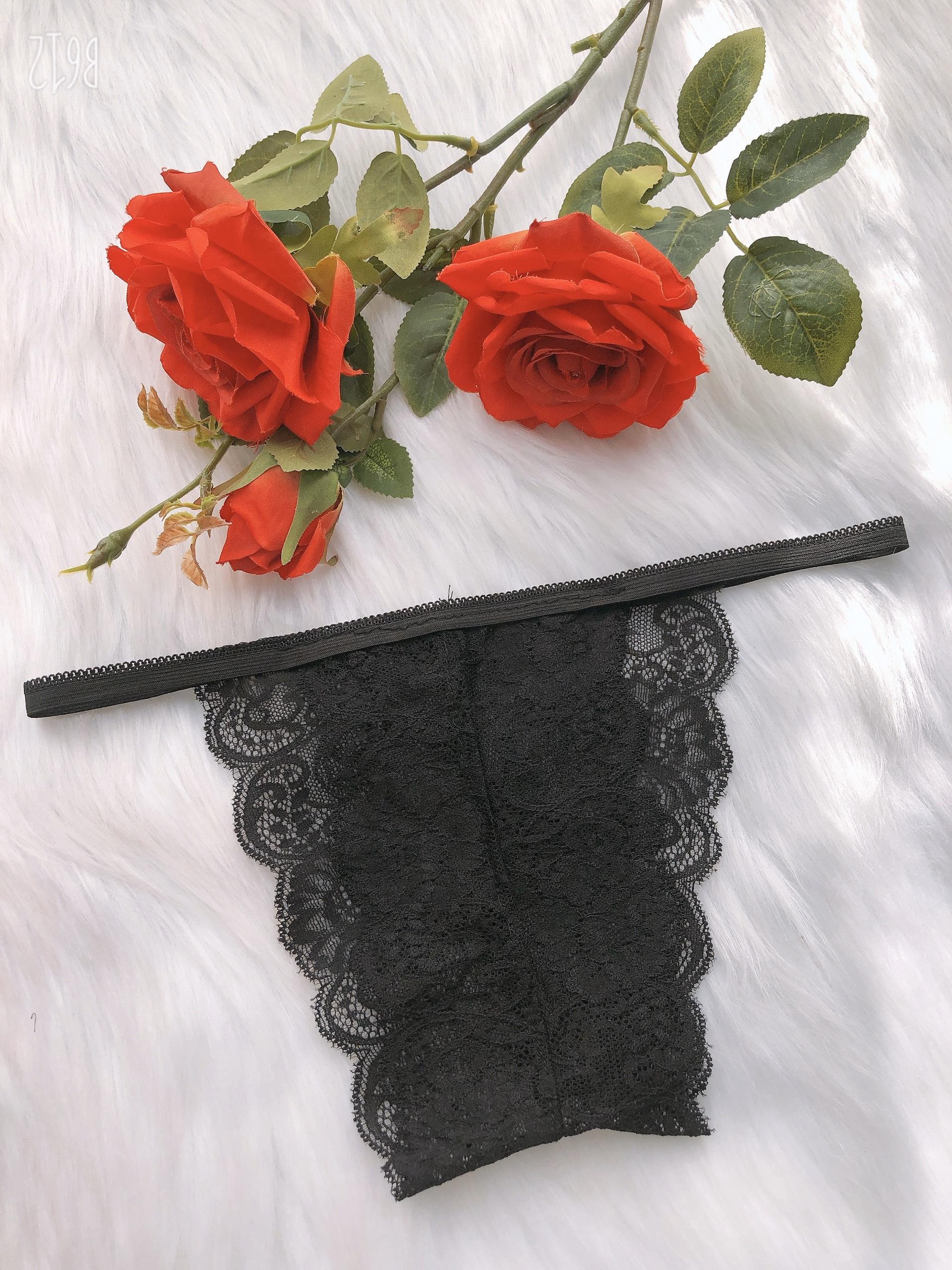 Váy ngủ lụa xẻ tà sexy tặng kèm quần chíp ren gợi cảm xinh xắn