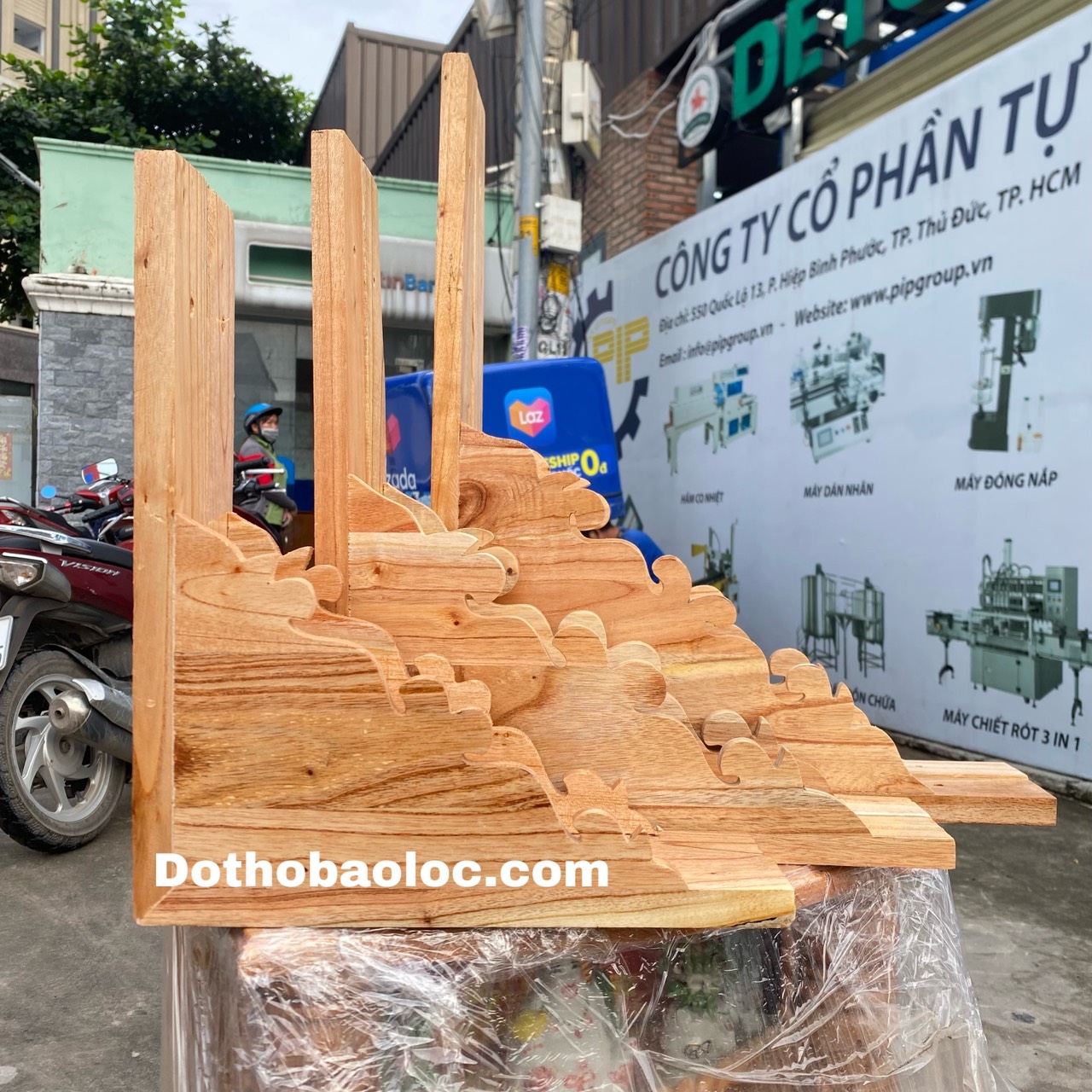 Bộ chân kệ treo bàn thờ gỗ xoan, eke gỗ, giá đỡ chữ L màu đỏ trơn ( 3 cỡ dài: 30cm, 35cm, 40cm )