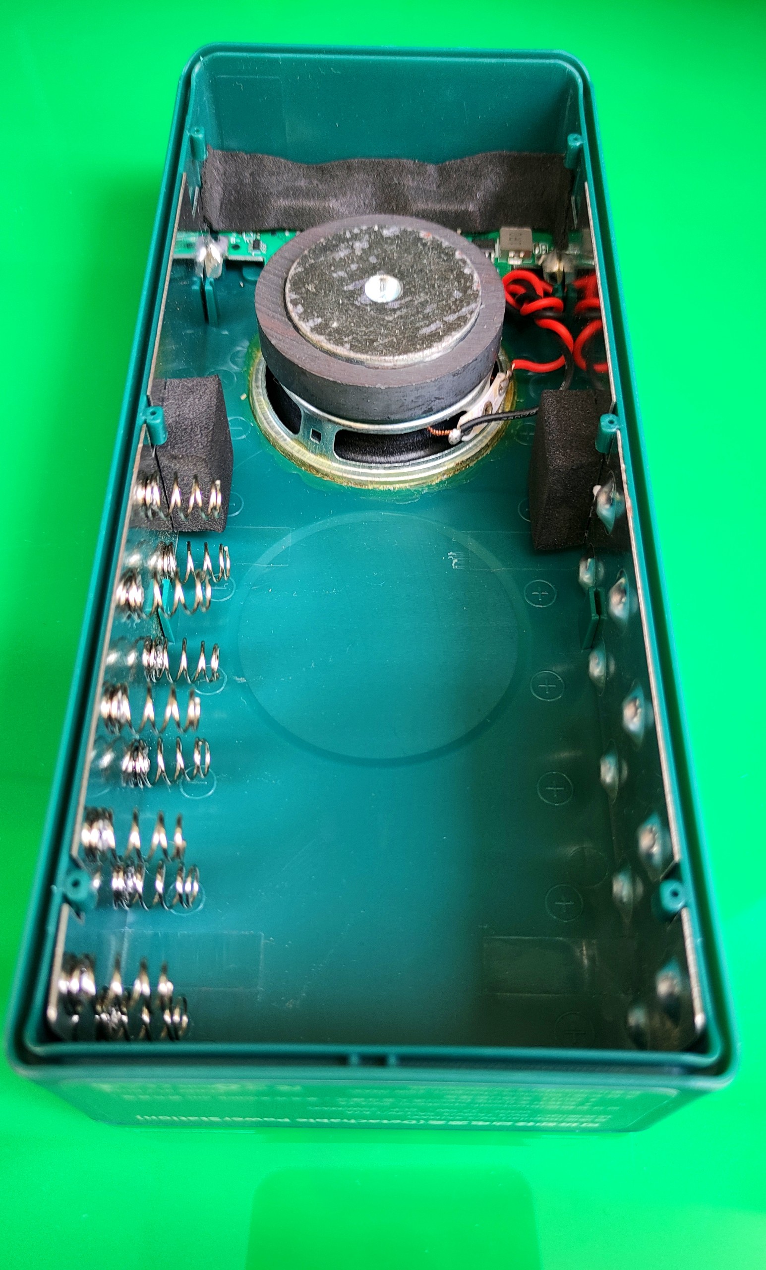 Box sạc dự phòng tích hợp Loa Bluetooth 5.0 âm thanh sống động 10 cell 18650 chất lượng cao màu xanh lá