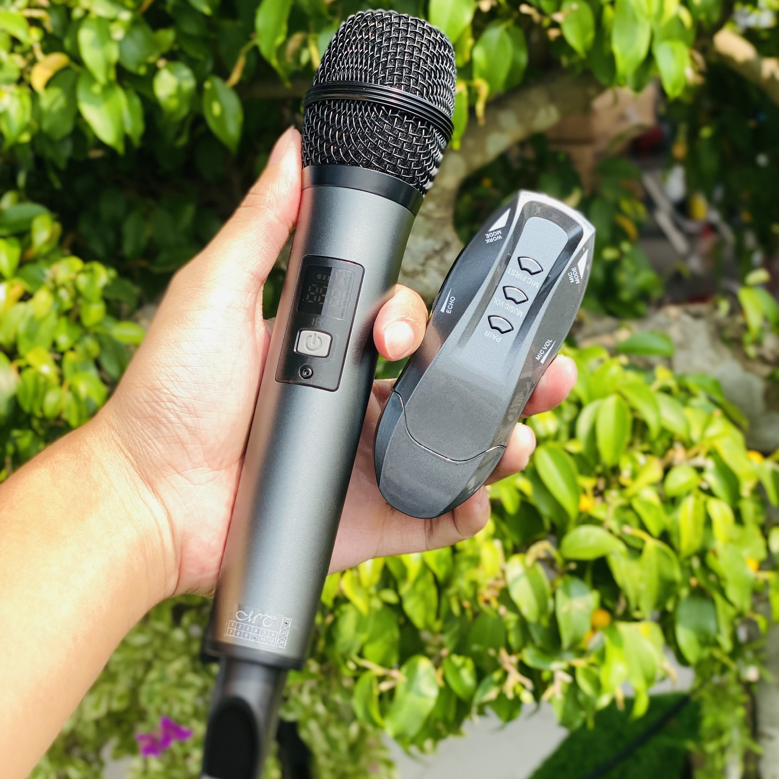 Micro karaoke dành cho ô tô Max BX7 - Micro không dây đa năng cao cấp - Kết Nối Bluetooth, Chức Năng Lọc Âm Cực Tốt, Chống Hú, Chống Ồn Và Méo Tiếng Giúp Âm Thanh Phát Ra Trong Trẻo, Mượt Mà - Biến mọi loa vi tính thành loa karaoke