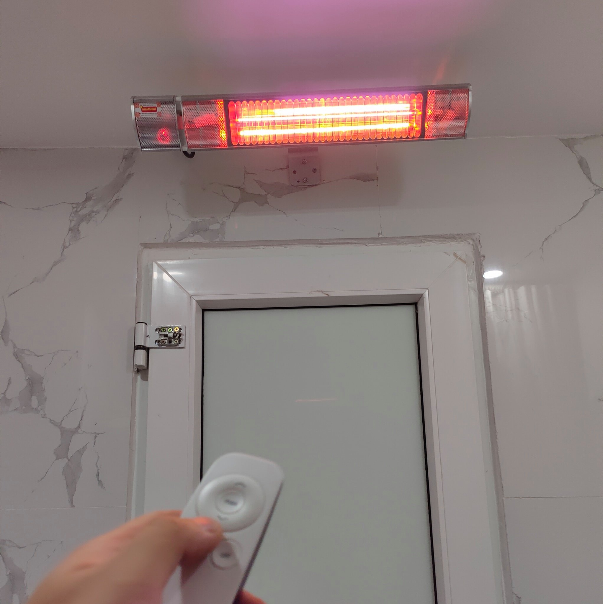 Đèn sưởi nhà tắm cao cấp Appino10 không chói mắt 1000W có điều khiển từ xa