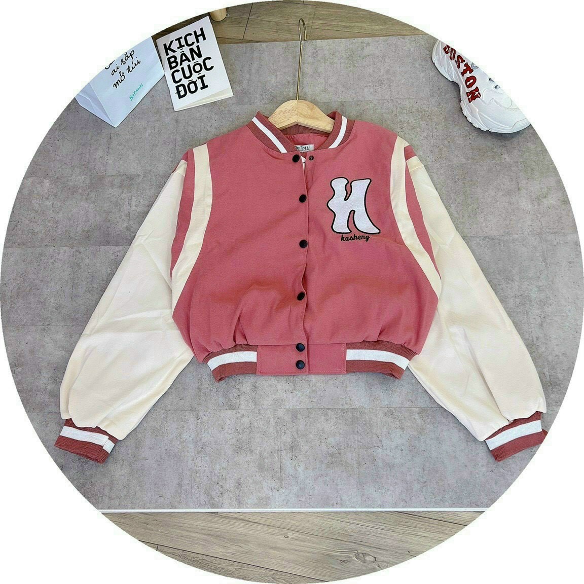 Áo khoác da lộn 2 lớp lót dù có túi trong logo kasheng,  Áo Khoác Bomber Nữ Chữ H Kasheng, Áo khoác lửng croptop bomber thêu chữ kaki da lộn 2 lớp unisex ulzzang nam nữjin