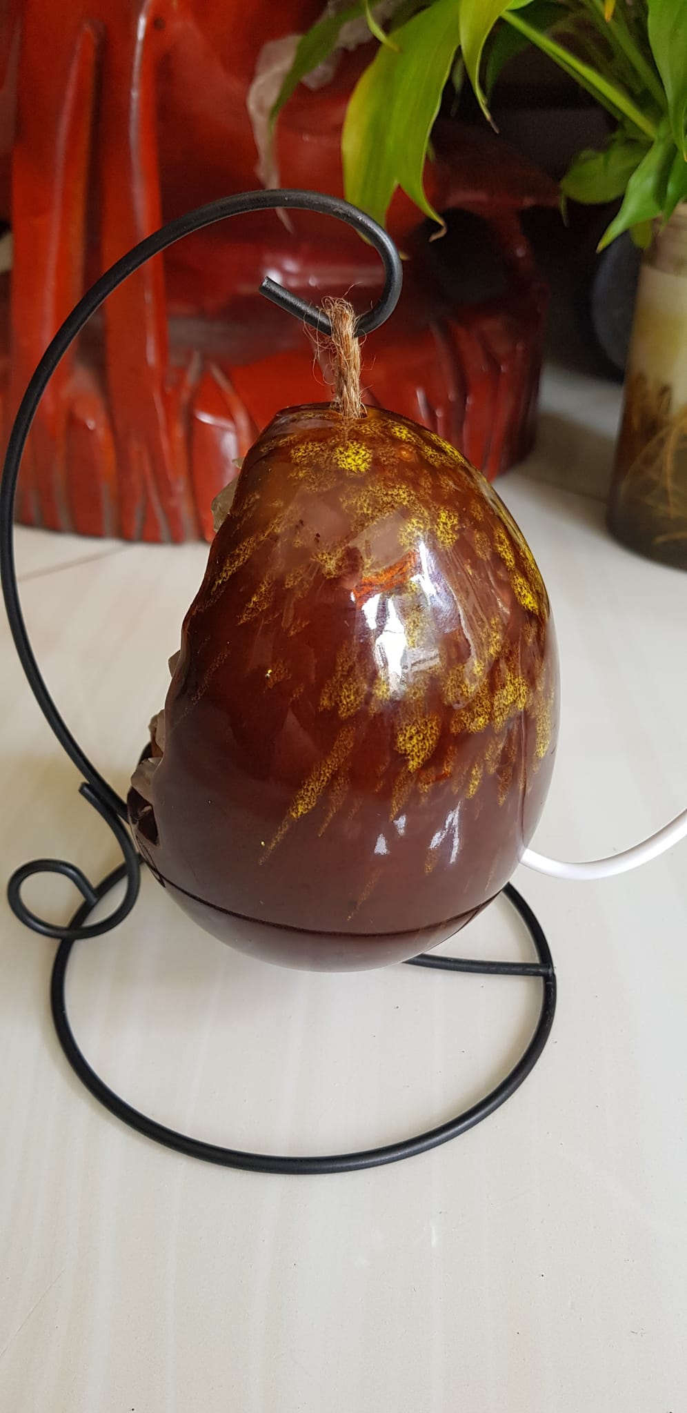 Miếng thạch anh Vàng tự nhiên hốc sâu có đế kiểu có đèn điện công dụng hút tài lộc cả chân Cao 16cm đk 12cm miếng Vàng cao 10cm đk 8cm Anh Chị để bàn trang trí nhà bàn thờ Thần Tài và treo trong phòng làm đèn ngủ may mắn màu Vàng Anh thật sự rất tốt đẹp ạ