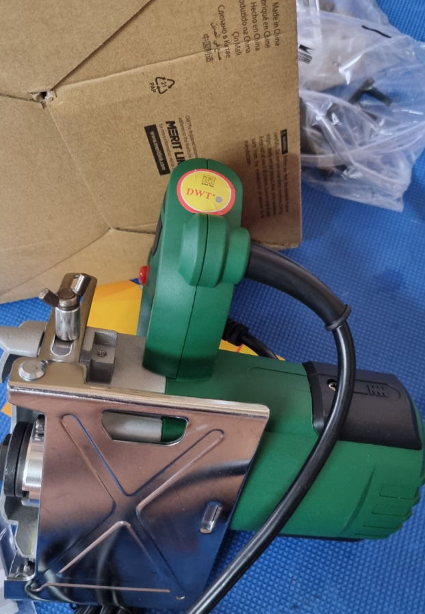 Máy cắt gạch DWT 100mm Thụy Sĩ