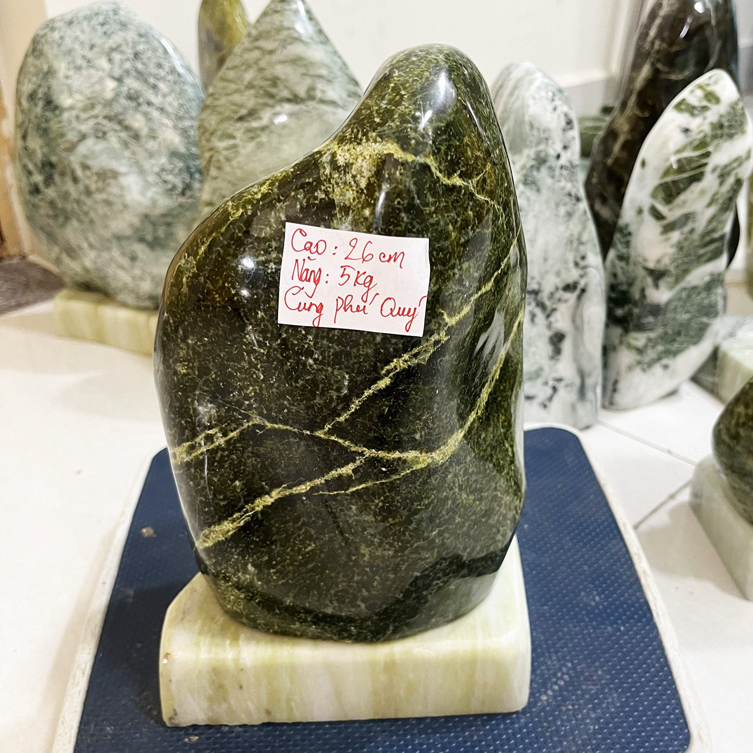 Cây đá phong thủy để bàn tự nhiên Cao 26cm, nặng 5kg chất ngọc màu xanh đậm và bóng cho người mệnh Mộc và Hỏa