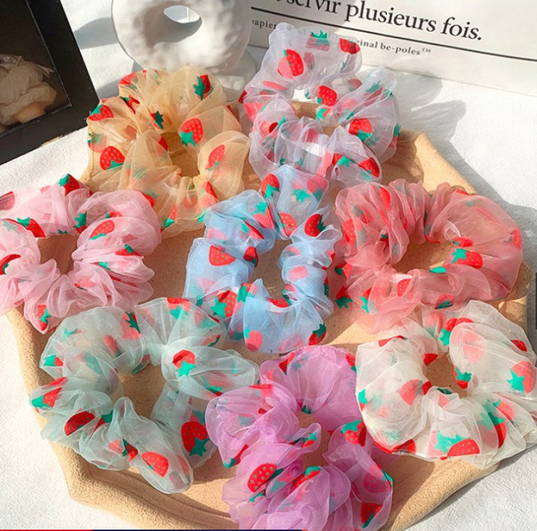 SET 3 DÂY CỘT TÓC SCRUNCHIES VẢI VOAN DÂU TÂY SẮC NÉT TẶNG KÈM MỘT DÂY CỘT TÓC QUẢ BƠ SIÊU DỄ THƯƠNG