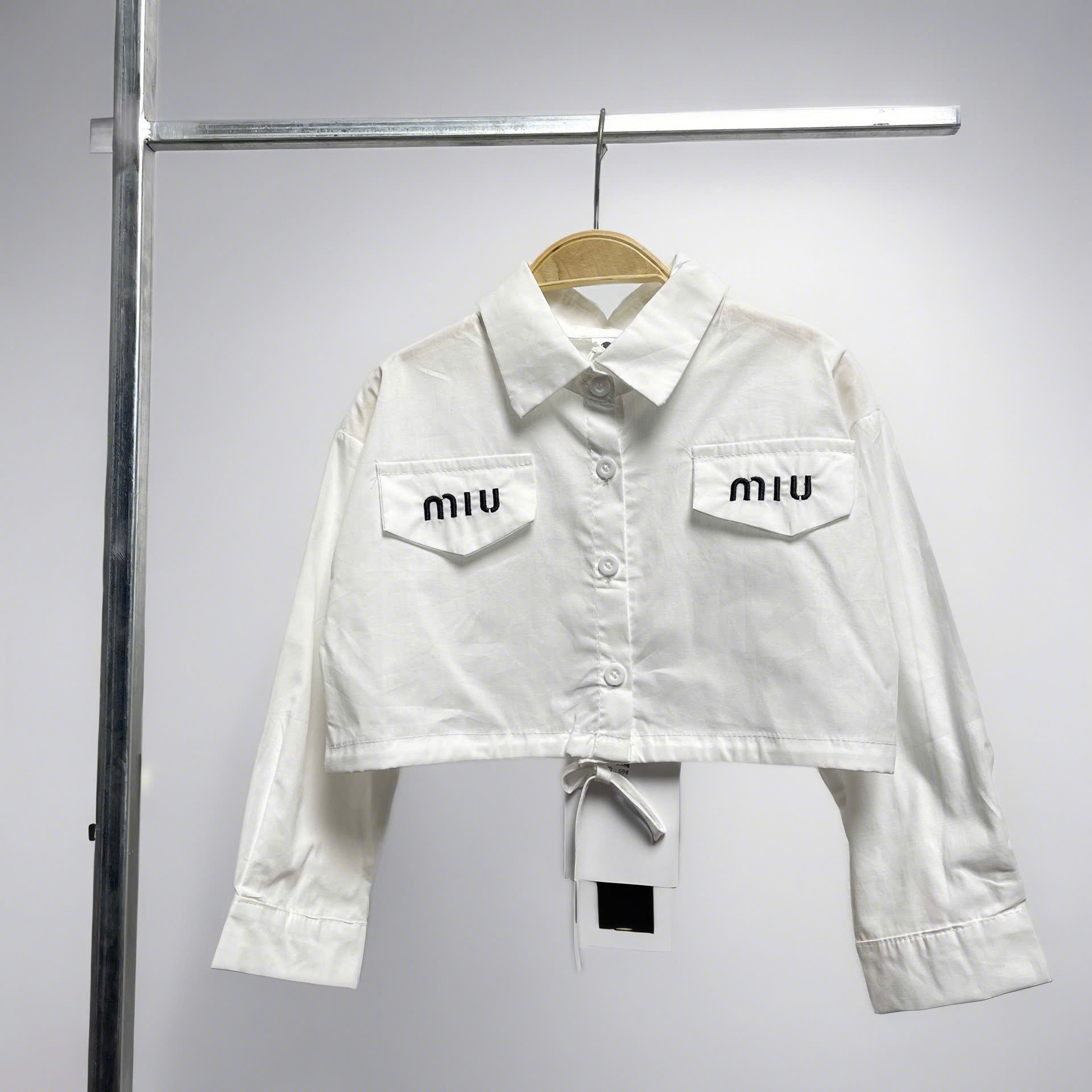 Áo sơ mi bé gái màu trắng dáng croptop 4-10 tuổi thêu chữ miu chất liệu vải thô mềm cao cấp