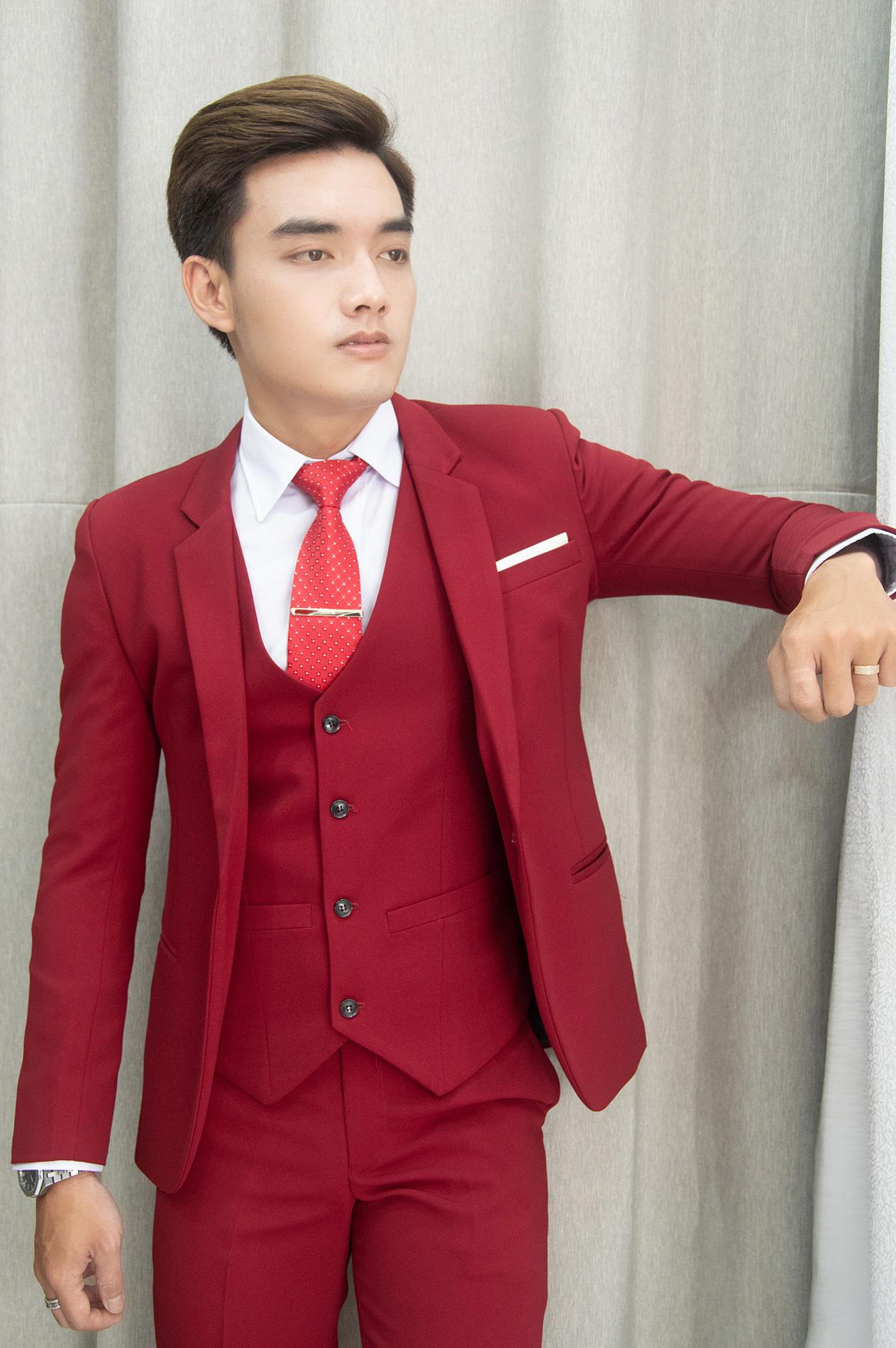 Bộ vest nam 1 nút và gile ôm body màu đỏ đô chất liệu co dãn , thoáng mát tặng kèm combo phụ kiện