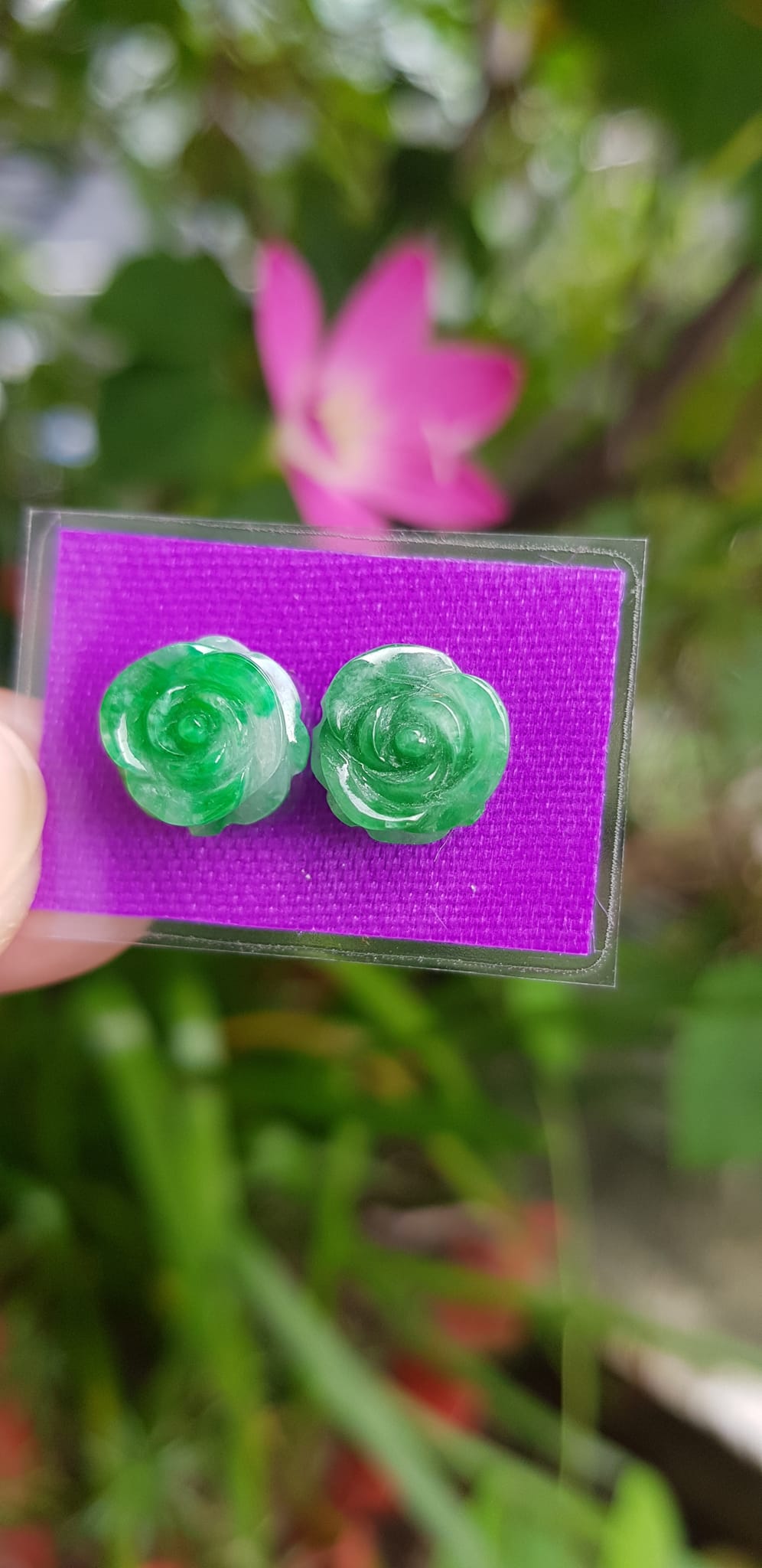 Đôi bông tai nữ mới bông hồng nổi đẹp size đk 10mm x cao 5mm đá cẩm thạch xanh tự nhiên lý tươi xíu trắng nhẹ rất xinh các Chị em về bọc vàng lên đeo đẹp sang tai lắm nhé