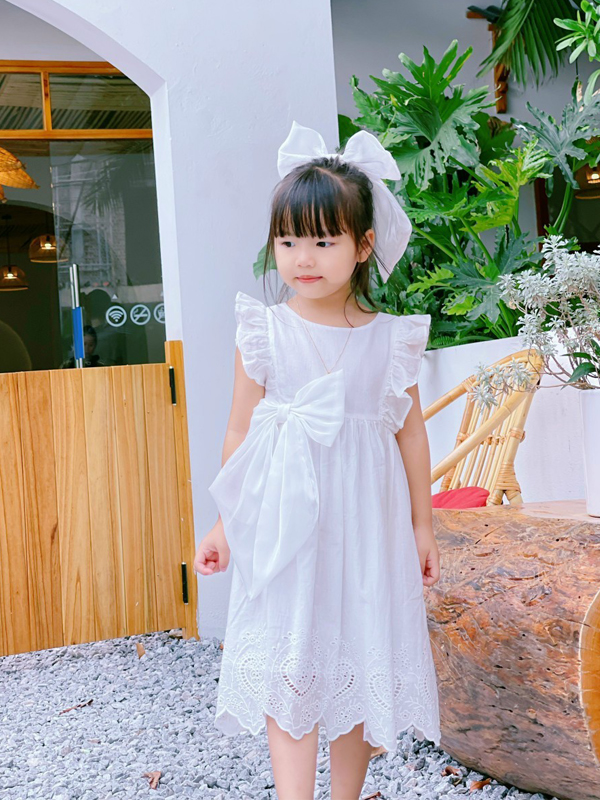 Đâm Xòe Trắng Cho Bé Gái Đính Nơ