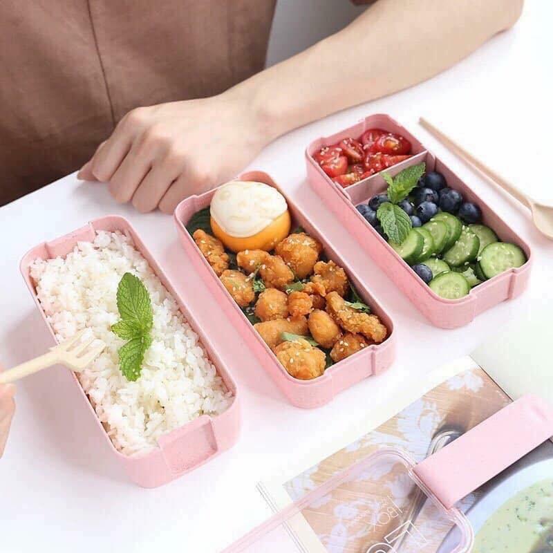 HỘP ĐỰNG CƠM LÚA MẠCH 3 TẦNG CHỐNG TRÀN NẮP ĐẬY KHÍT VỚI 2 KHÓA BÊN HÔNG 900ML CÓ TẶNG KÈM MUỖNG THÌA
