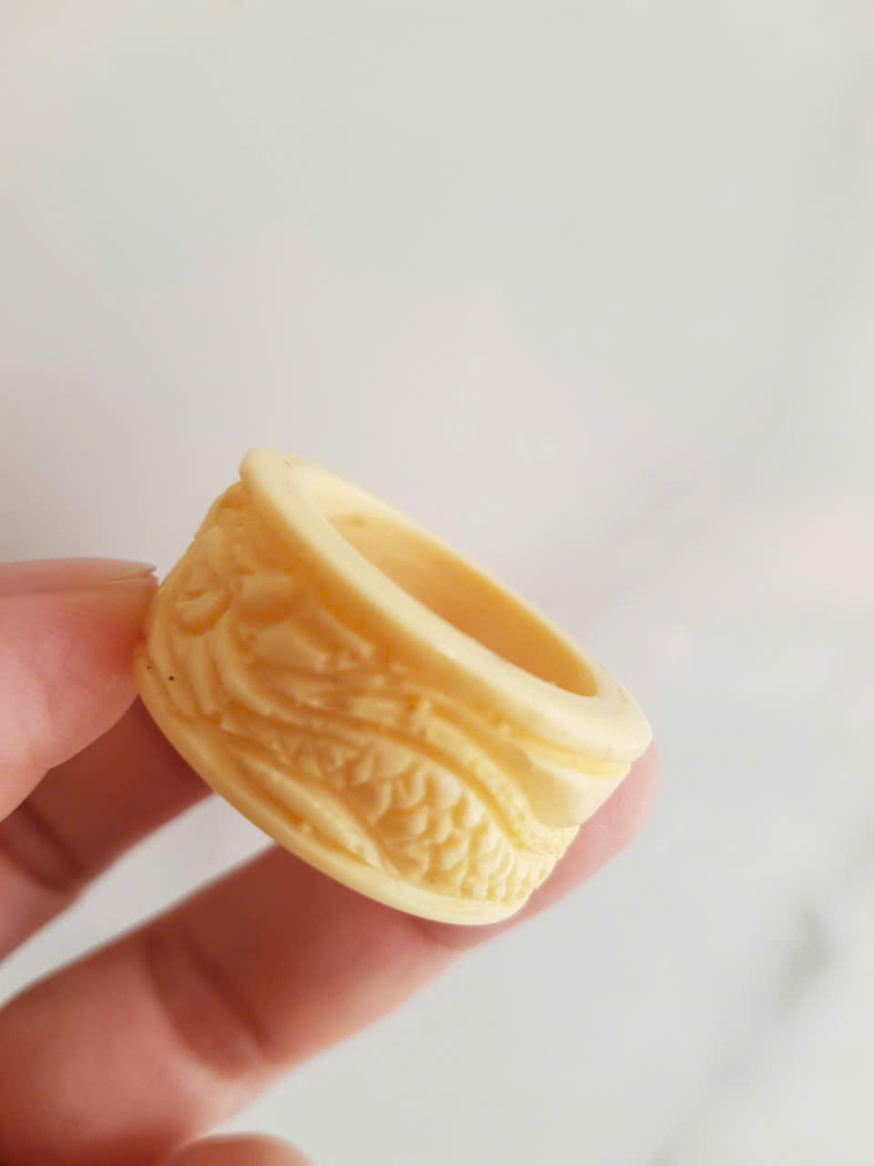Nhẫn Càn Long Chạm Rồng Nam Giả Ngà hay Xương Mỹ Nghệ màu trắng Ni 22mm Cao 14mm Dầy 4mm Dành Cho Các Anh Nam đeo nhẫn ngón tay cái hay bất kỳ ngón tay nào ni lọt vừa tay là 22mm rẻ vẫn đẹp như thường ạ