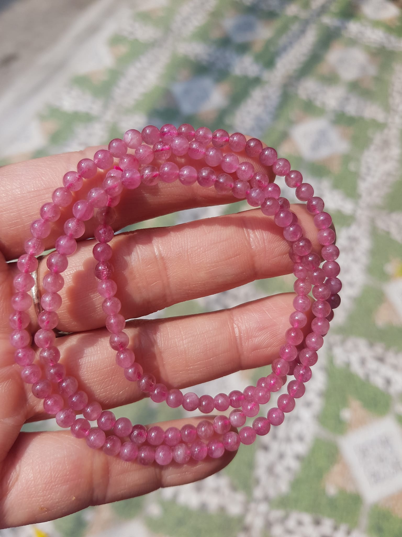 Vòng Tay Phong Thủy Đá Tourmaline hồng hồng xinh đẹp nhẹ nhàng quyến rũ Size vòng 4mm đeo kiểu quấn tay 3 vòng rất xinh xắn Chuẩn hợp nữ mệnh Hỏa và mệnh Thổ ạ