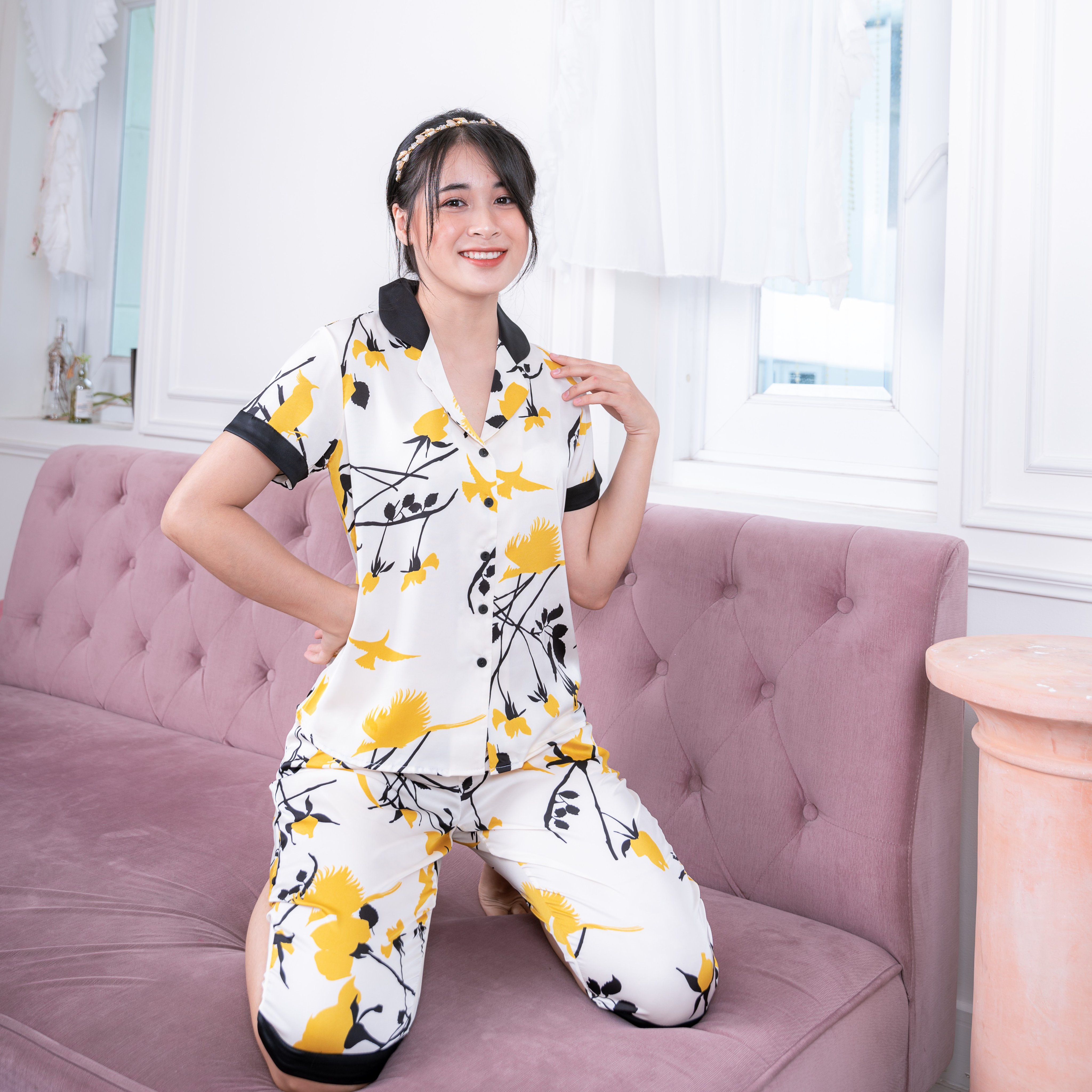 Hình ảnh Bộ đồ Pyjama nữ, đồ mặc nhà lụa VILADY - B144 Quần Lửng Tay Cộc Họa Tiết Chim Màu Vàng, chất liệu lụa Pháp (lụa latin)