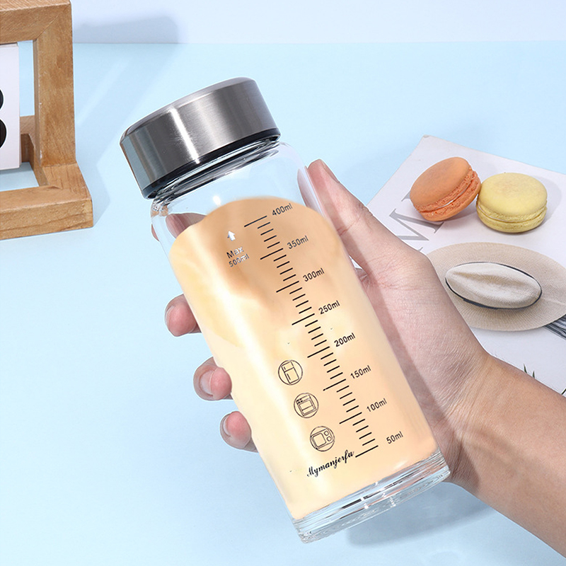 Bình Nước Sữa Thủy Tinh 350ml Nắp Inox Di Động Ăn Sáng Cà Phê Nước Ép Trà Sữa Chia Vạch Tặng Kèm Túi Giao Màu Ngẫu Nhiên