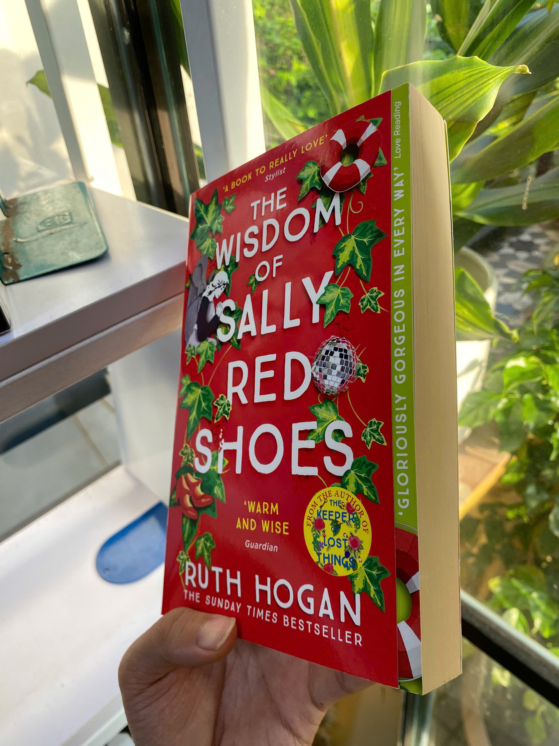 Sách - The Wisdom of Sally Red Shoes by Ruth Hogan | An irresistible novel of unexpected friendships / English Novel / Contemporary Fiction / Ngoại văn Nhập khẩu