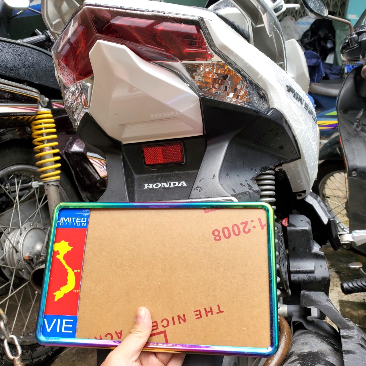 Khung biển số viền Titan lá cờ lắp cho các dòng xe máy Wave 110, Dr,Si, Vespa, Air Blade, Ultimo