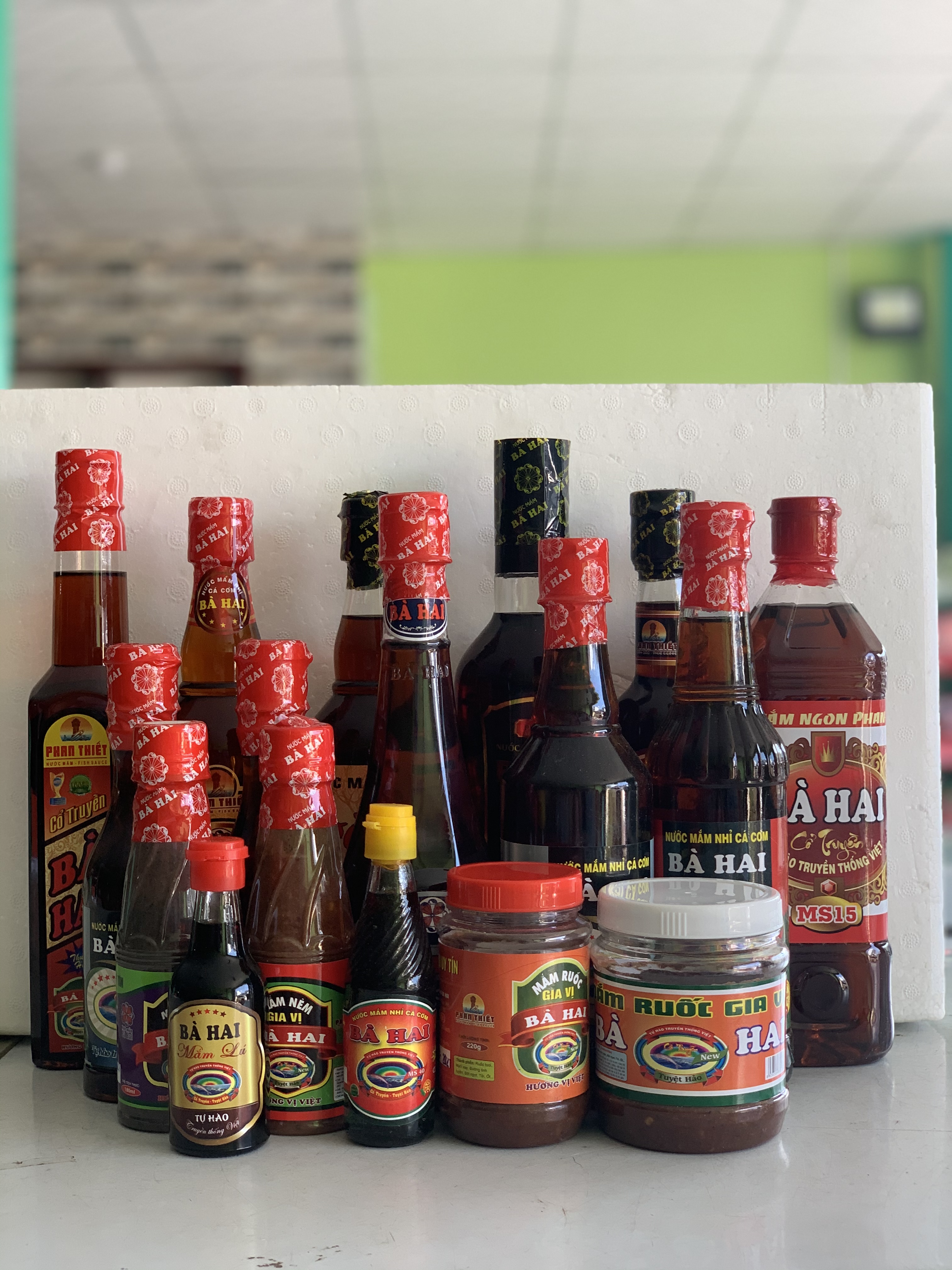 Lốc Chai Vuông Nhựa Tiết Kiệm Nước Mắm Cá Cơm Loại 1 Bà Hai  25 Độ Đạm