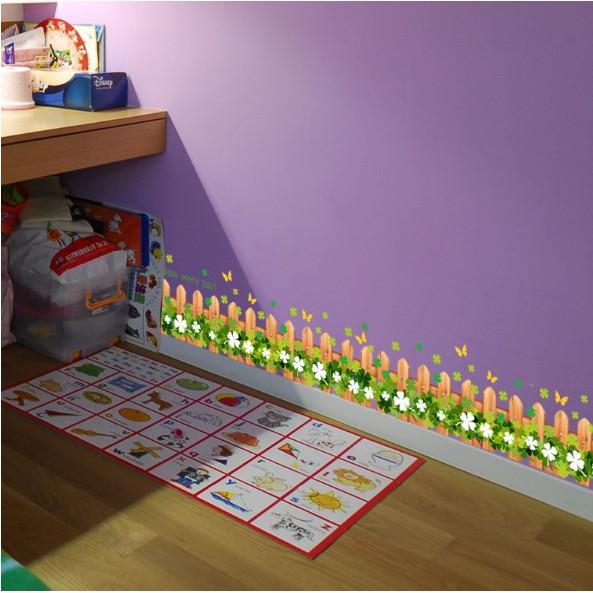 Decal trang trí chân tường hàng rào gỗ cỏ hoa may mắn trắng