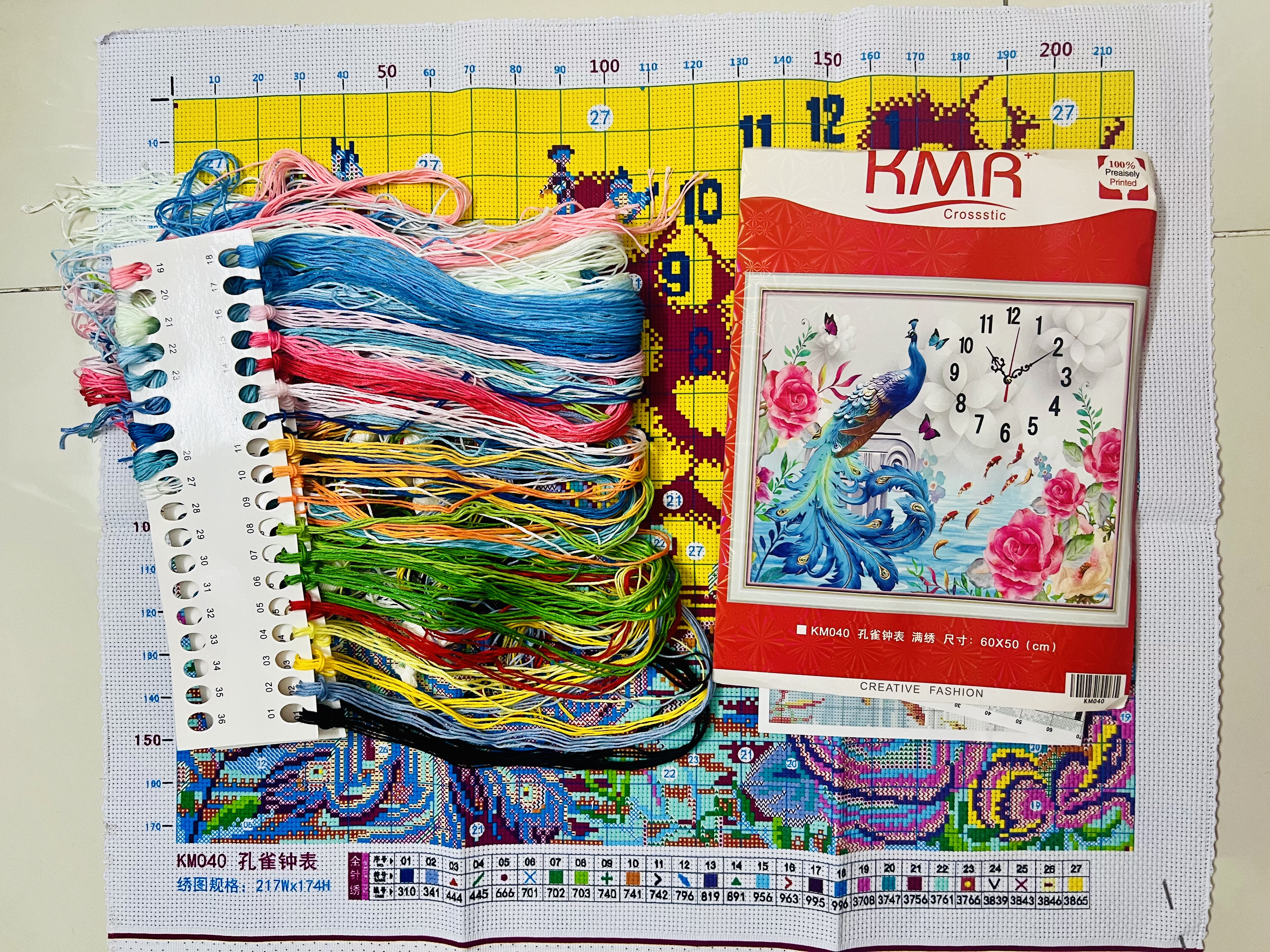 Tranh thêu kín đồng hồ chim công Km040, kích thước 65 x 50 cm